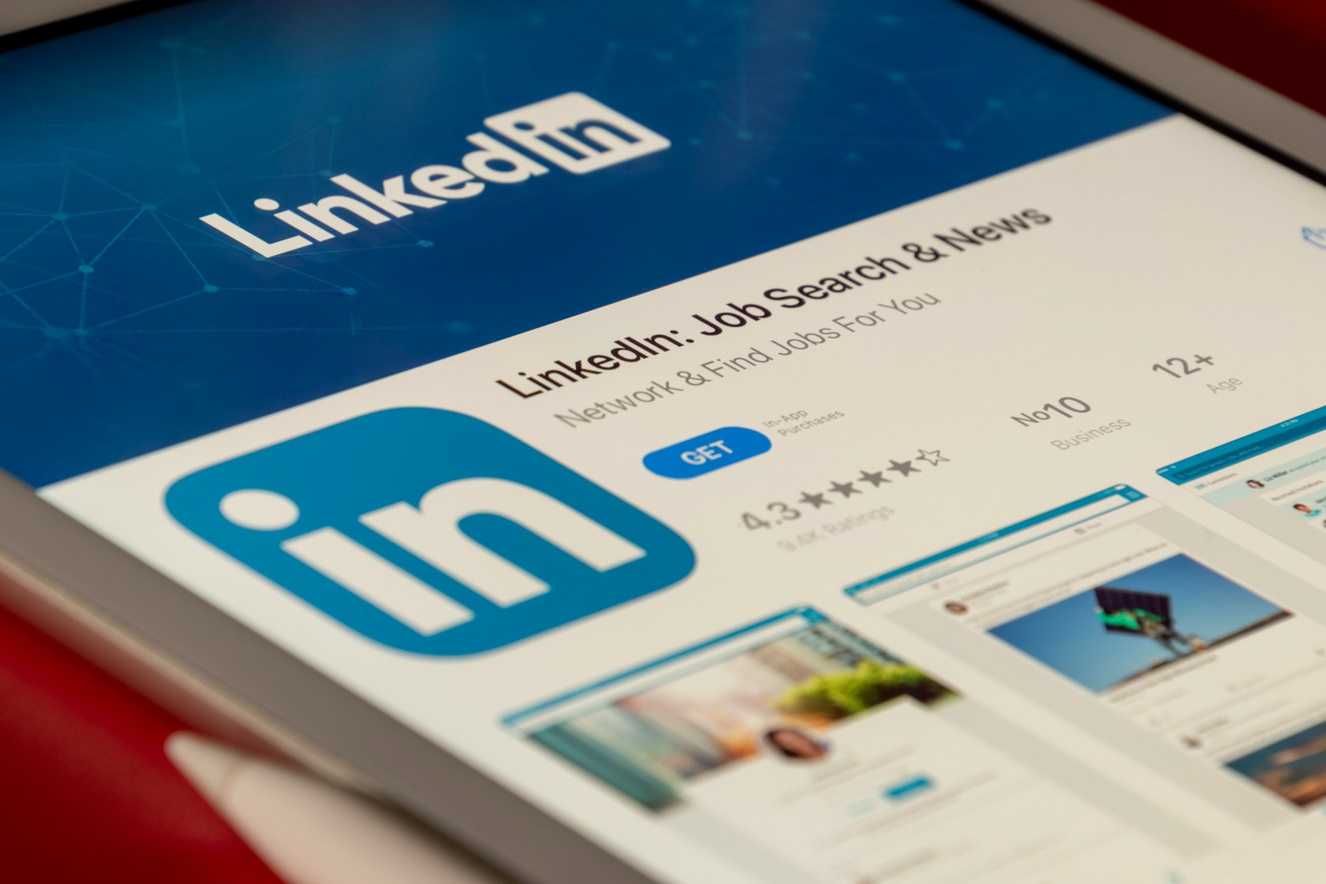 A LinkedIn bel&eacute;p a j&aacute;t&eacute;kok vil&aacute;g&aacute;ba: 3 &uacute;j logikai rejtv&eacute;nyt ind&iacute;t