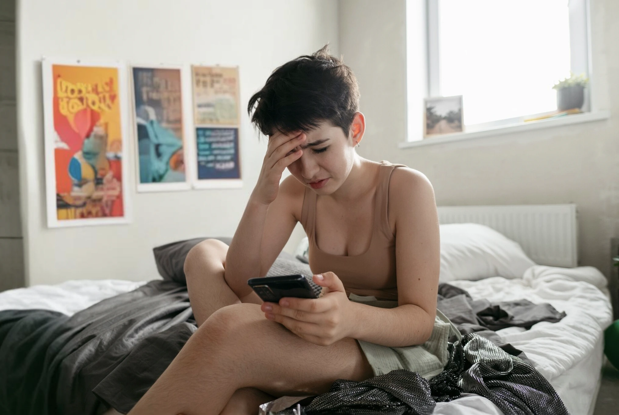 Az Instagram &uacute;j funkci&oacute;kat vezet be a tizen&eacute;veseket c&eacute;lz&oacute; szextorci&oacute;s csal&aacute;sok ellen