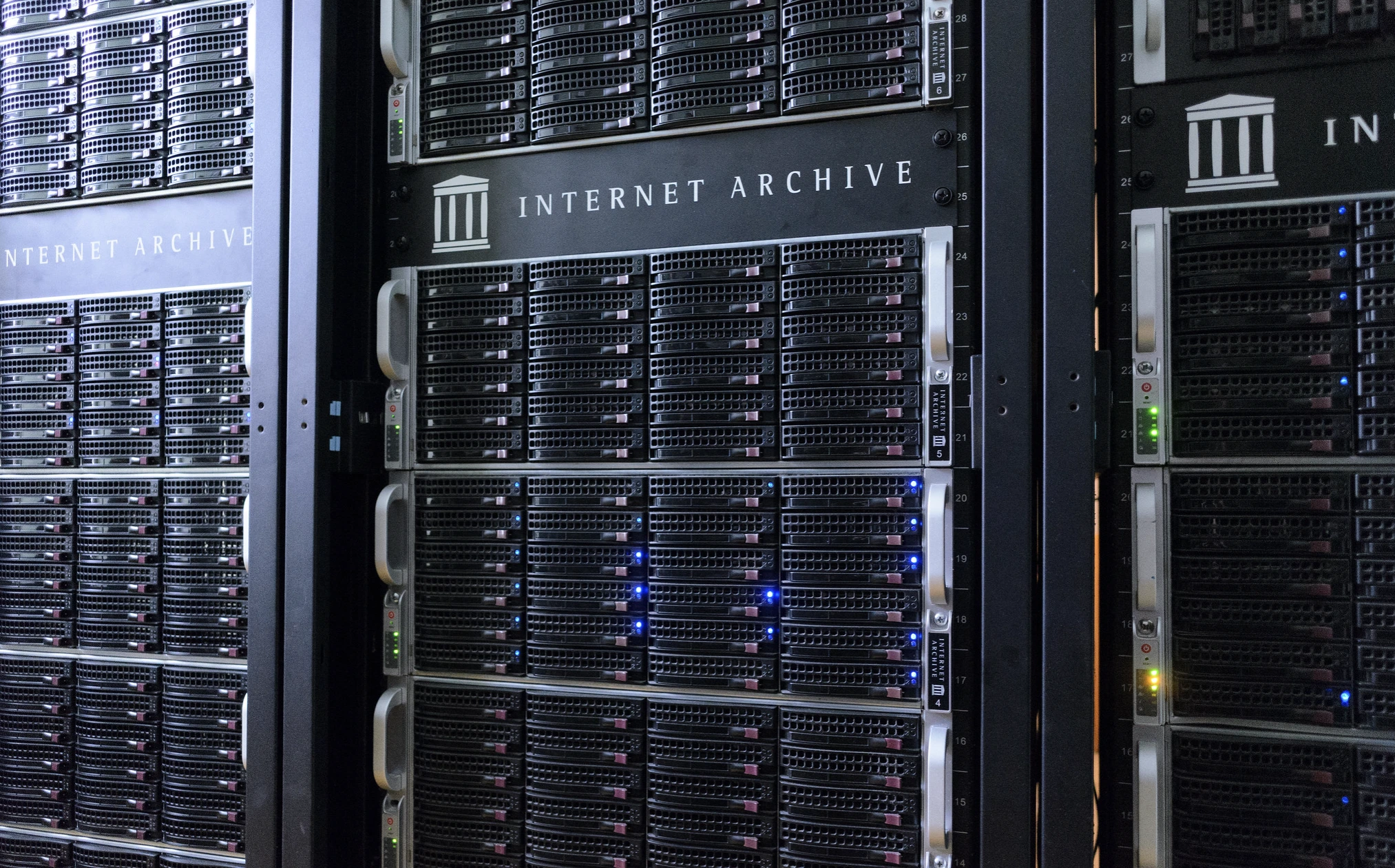 Az Internet Arch&iacute;vum Kibert&aacute;mad&aacute;sokat Szenved, Hackerek Emaileket K&uuml;ldenek