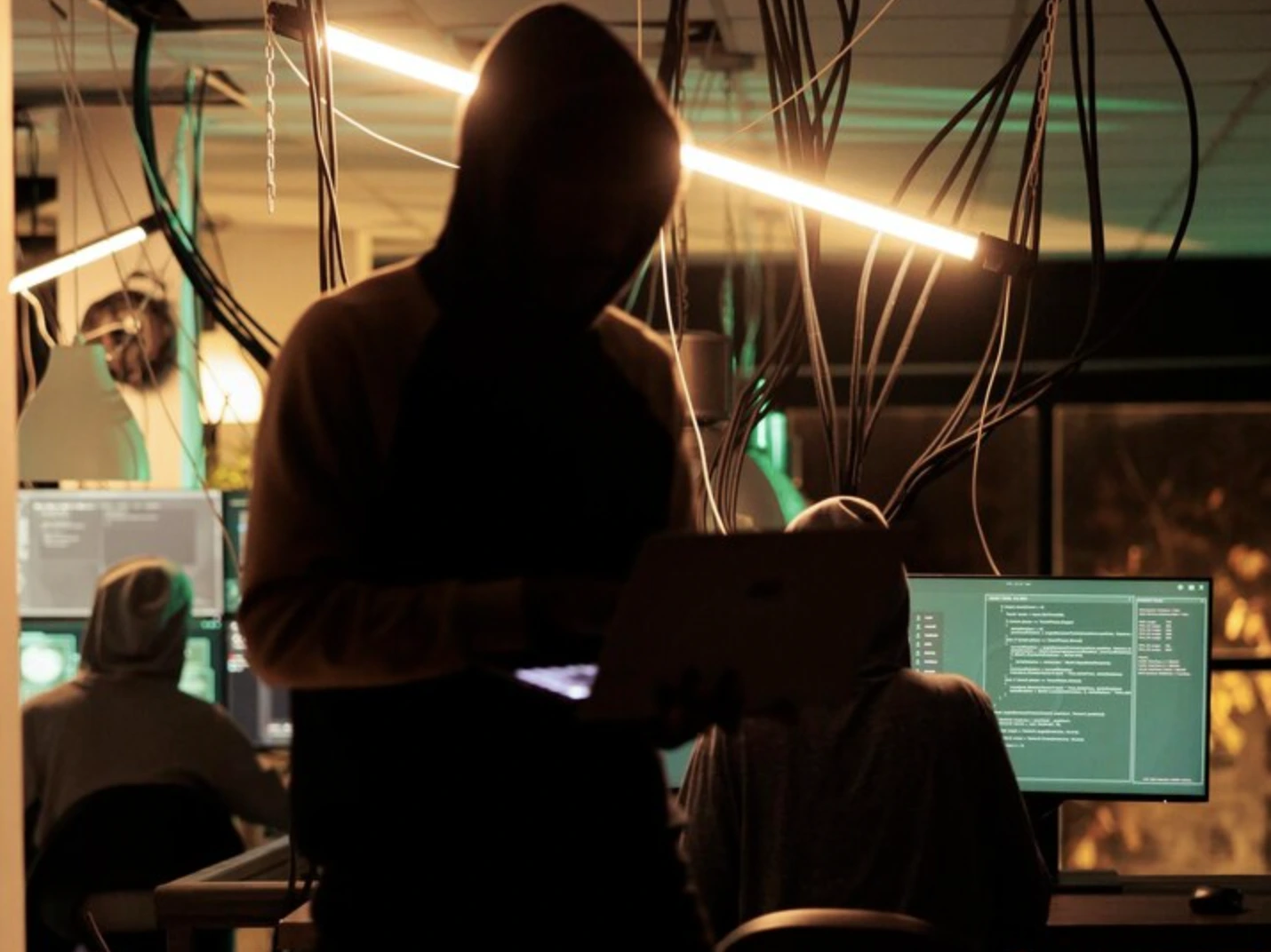 Olasz Hacking Botr&aacute;ny: N&eacute;gy Letart&oacute;ztat&aacute;s, Hatvan Szem&eacute;ly Vizsg&aacute;lat Alatt