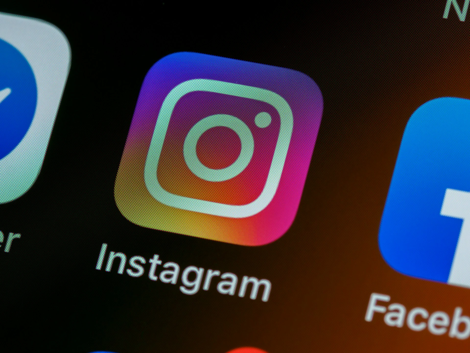 A Meta elbocs&aacute;tja alkalmazottait t&ouml;bb oszt&aacute;lyon, bele&eacute;rtve az Instagramot &eacute;s a WhatsApp-ot