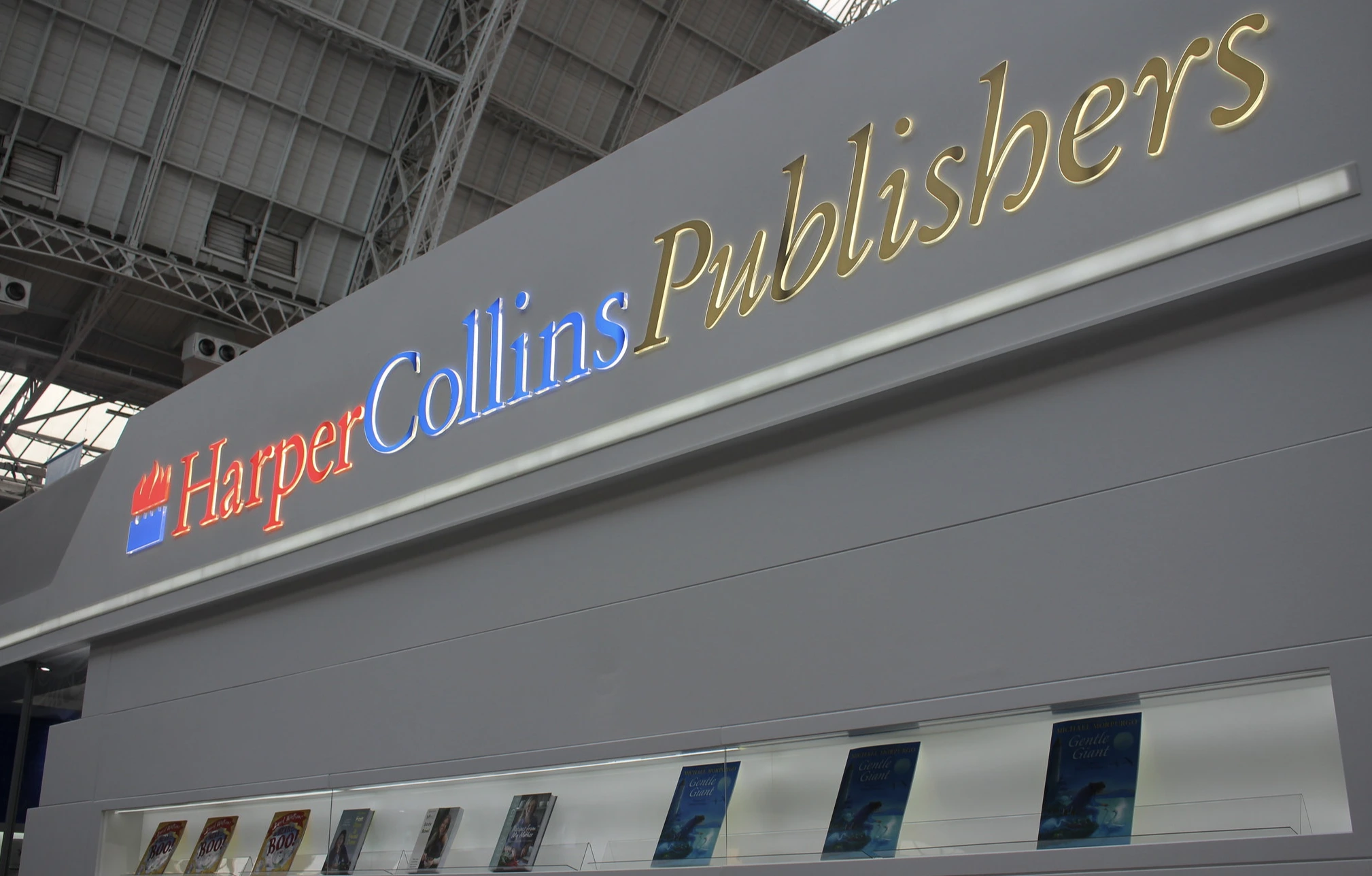 A HarperCollins Partnerkapcsolatba L&eacute;p egy AI C&eacute;ggel, Szerzők Vitatkoznak a R&eacute;szv&eacute;telen