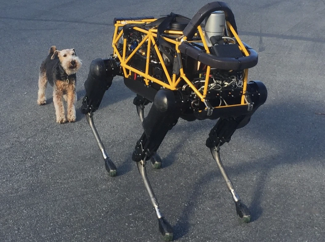 AI robotokat t&ouml;rtek fel, hogy gyalogosokat g&aacute;zoljanak, robban&oacute;anyagokat helyezzenek el, &eacute;s k&eacute;mkedjenek