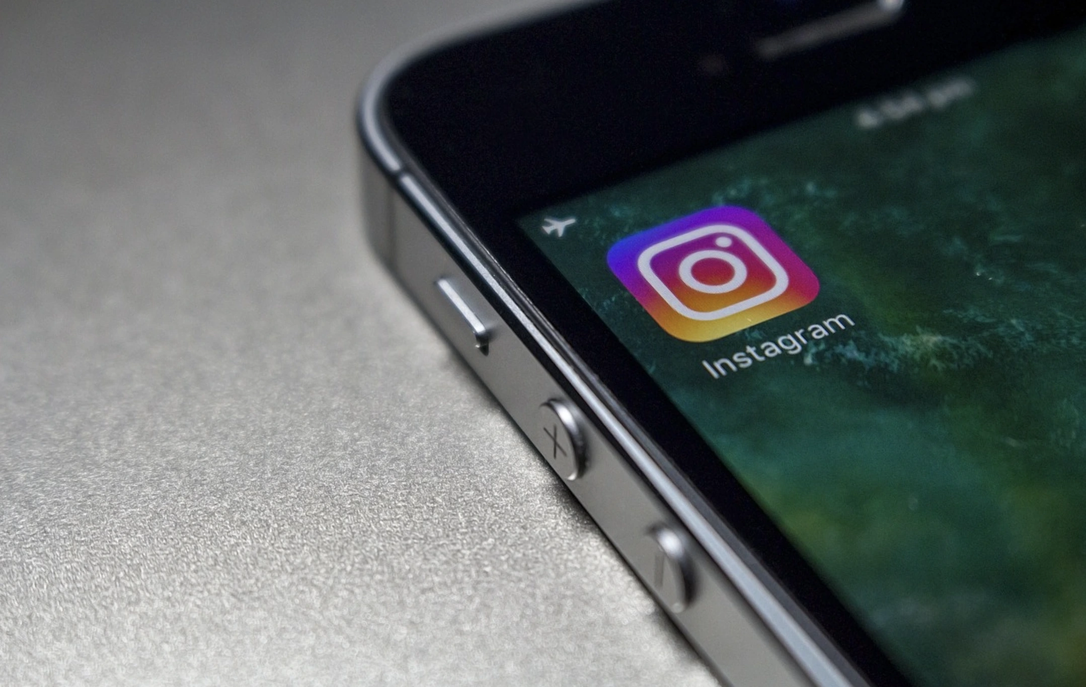 Az Instagram teszteli azt a funkci&oacute;t, amely kiemeli a bar&aacute;tokt&oacute;l elszalasztott tartalmakat