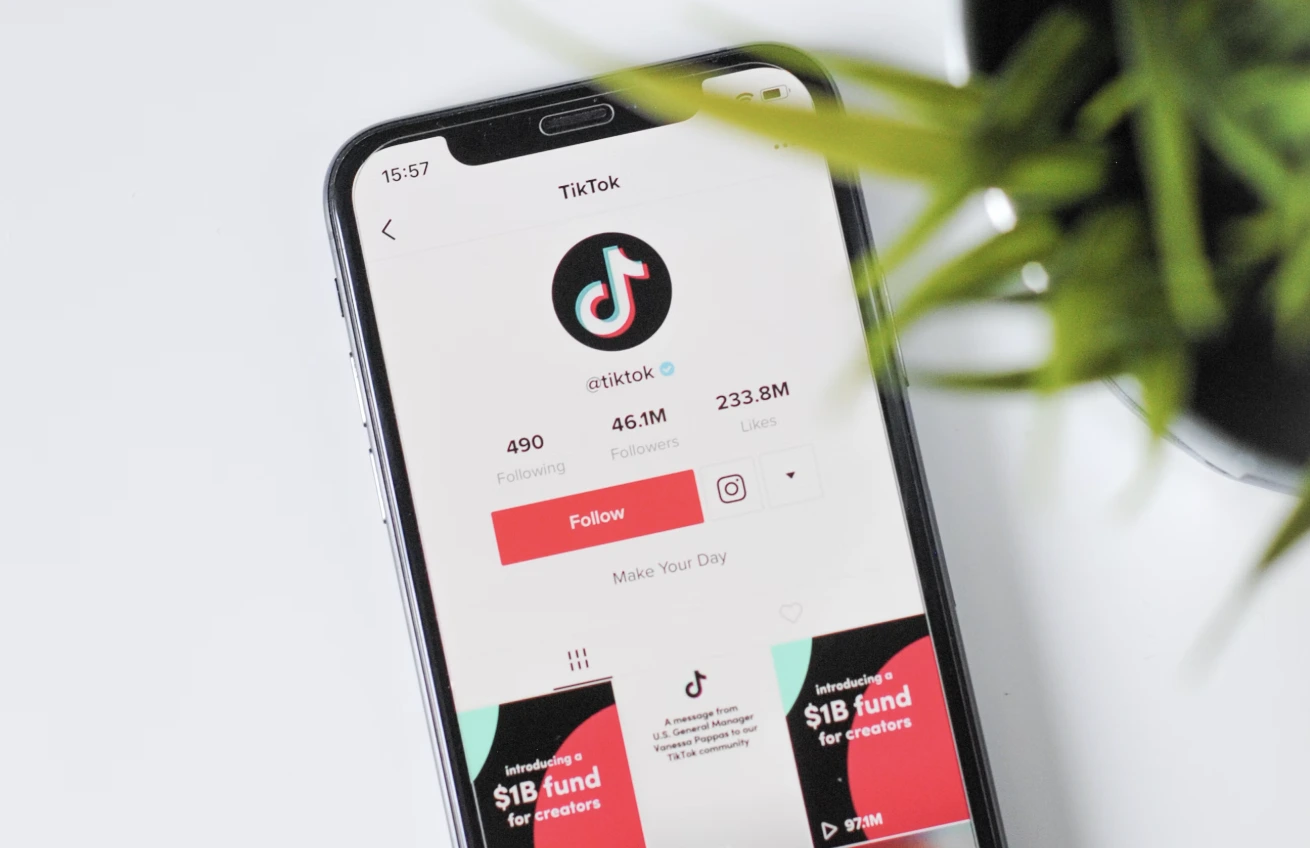 TikTok Kitilt&aacute;s Halasztva: 75 Nap &aacute;ll Rendelkez&eacute;sre a Biztons&aacute;gi Aggodalmak Felm&eacute;r&eacute;s&eacute;re