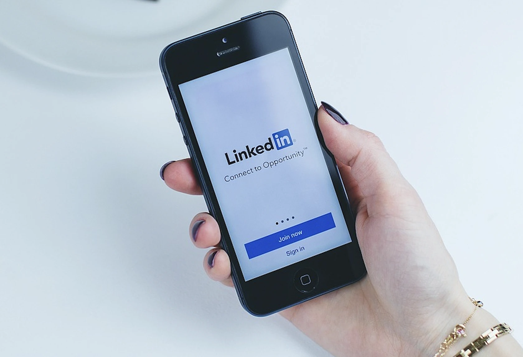 A LinkedIn Szemben Per Indult &Aacute;ll&iacute;t&oacute;lagos Felhaszn&aacute;l&oacute;i &Uuml;zenetek Megoszt&aacute;sa Miatt, AI Modellek K&eacute;pz&eacute;s&eacute;re