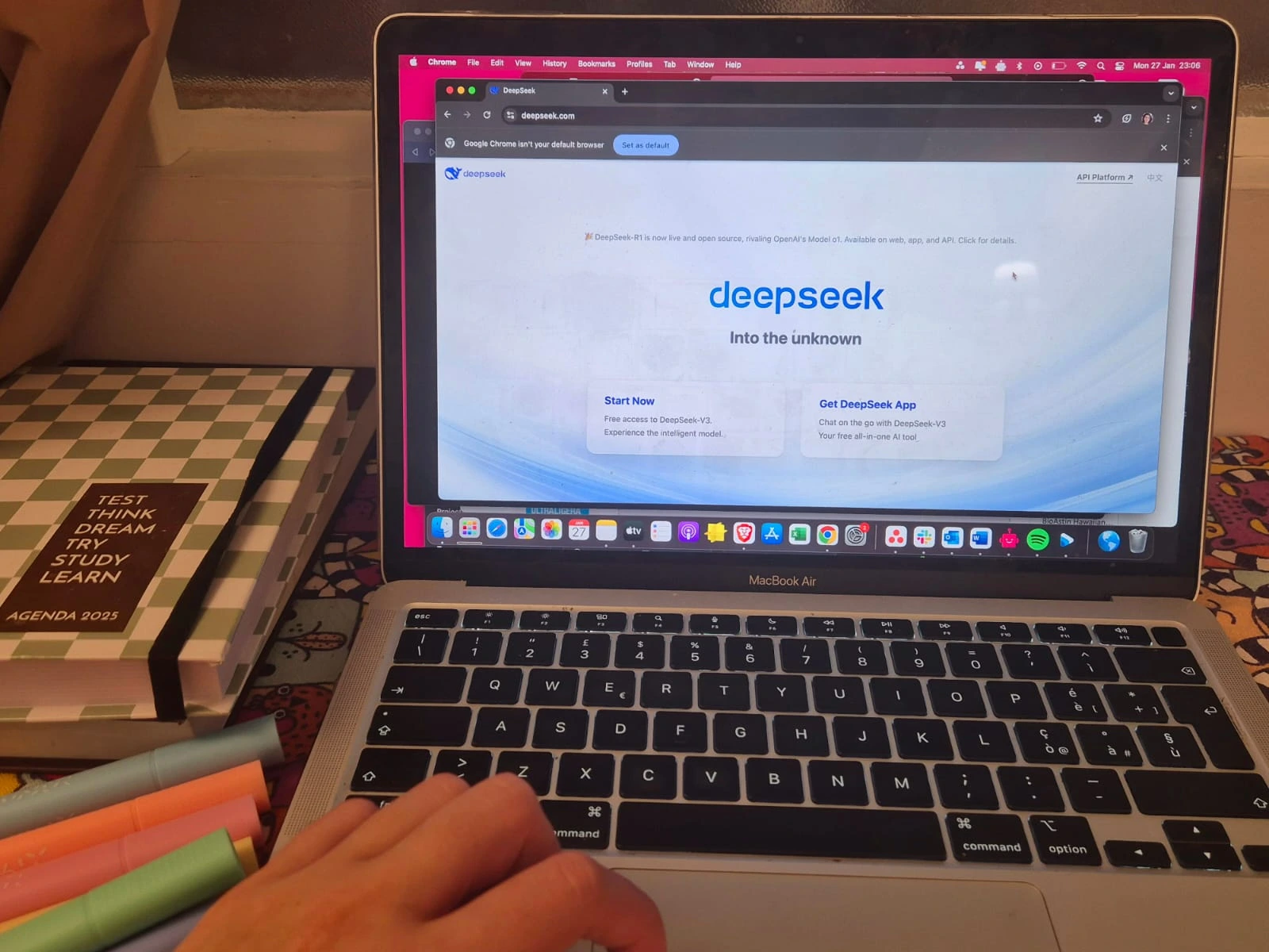 A DeepSeek Korl&aacute;tozza a Regisztr&aacute;ci&oacute;kat a Kibert&aacute;mad&aacute;sokat K&ouml;vetően