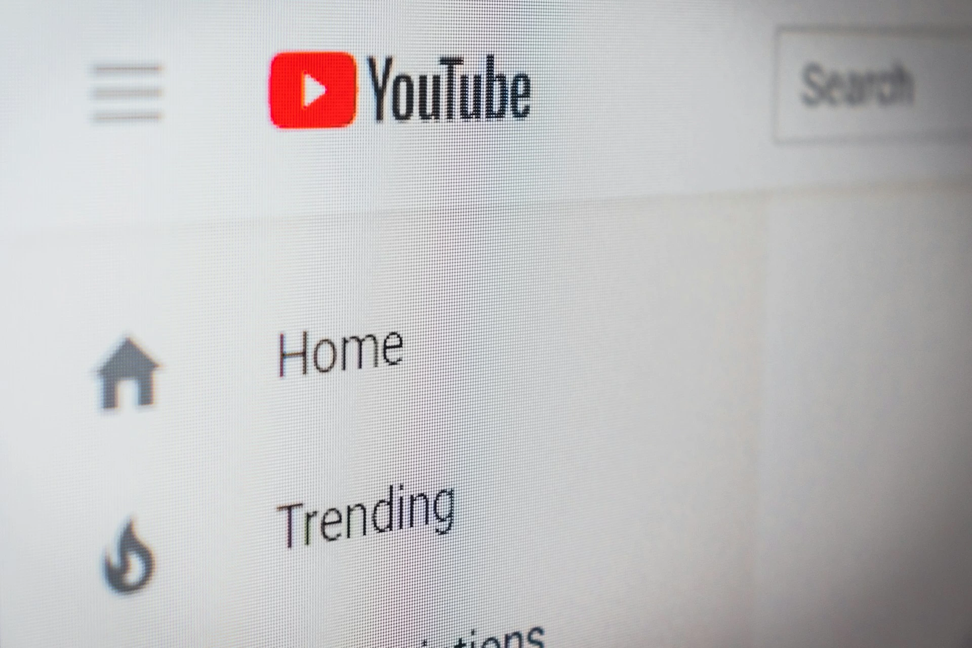 Oroszorsz&aacute;g B&iacute;rs&aacute;got Szab Ki a Google-re a YouTube-on Megjelent Katonai Megad&aacute;sr&oacute;l Sz&oacute;l&oacute; Tartalom Miatt