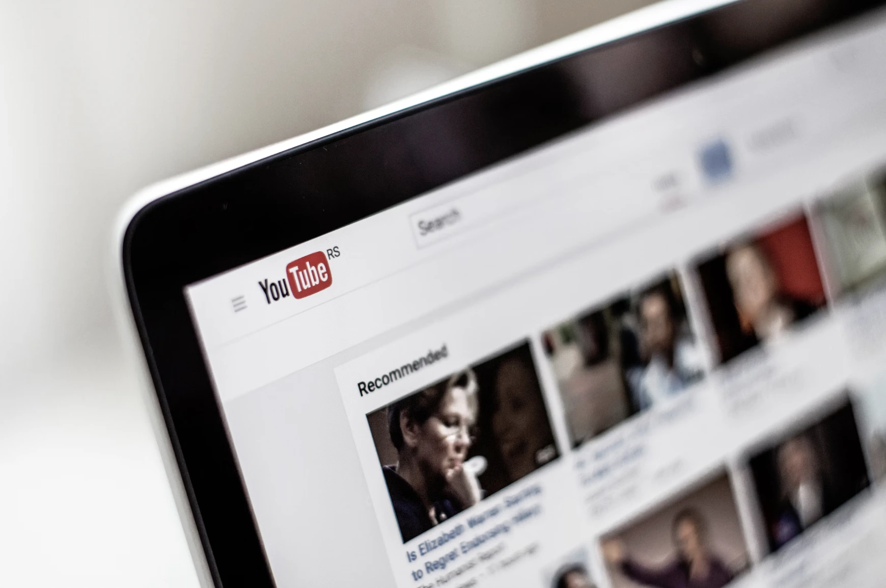 Hackerek zsarolj&aacute;k a YouTubereket, hogy terjessz&eacute;k a k&aacute;rt&eacute;kony szoftvereket