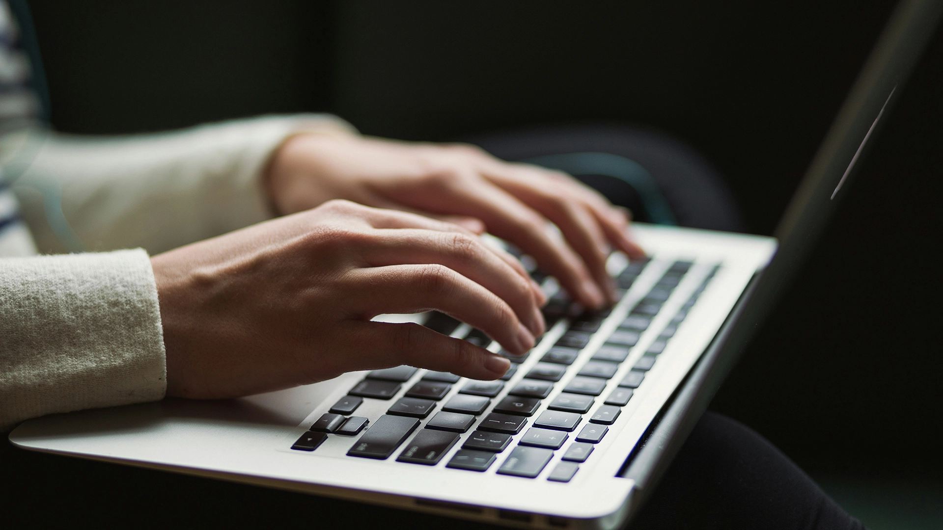 &Iacute;r&oacute;i Platform, a NanoWriMo Bez&aacute;r&aacute;sa AI &eacute;s Tartalom Moder&aacute;l&aacute;si Vitr&aacute;k K&ouml;zepette