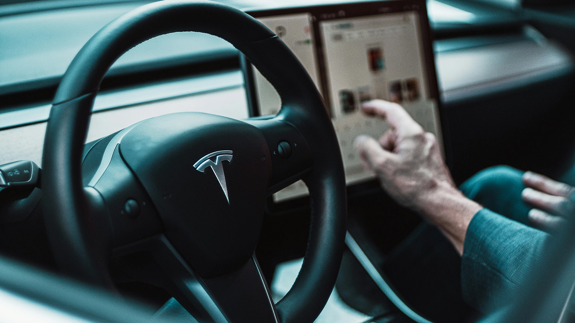 Tesla 243 milli&oacute; doll&aacute;ros &iacute;t&eacute;letet kapott, miut&aacute;n egy hacker visszaszerezte a baleseti adatokat